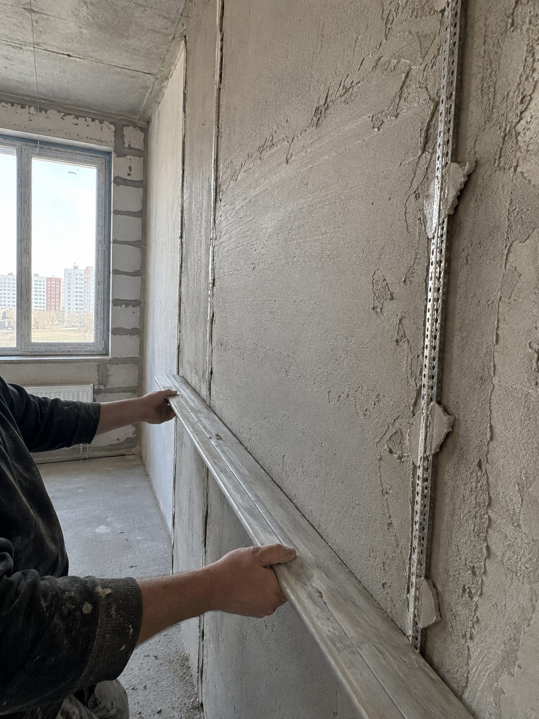 Штукатурка стены по маякам правилом